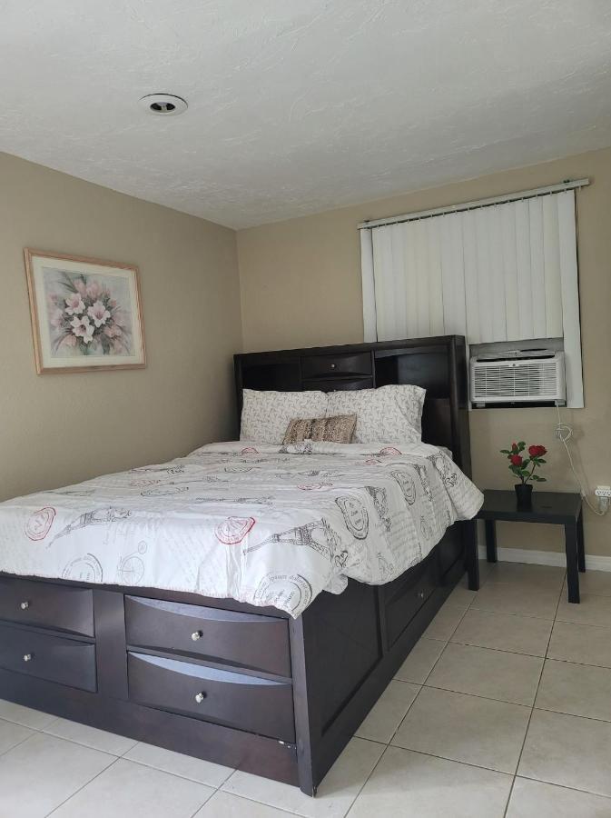 Entire Guesthouse 5 Mins To Siesta Key & Downtown Sarasota Exterior photo